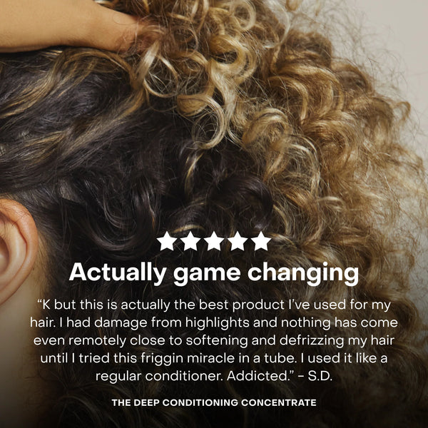 Close-up of curly hair with text praising Everist deep conditioning concentrate, featuring five-star rating and customer review.