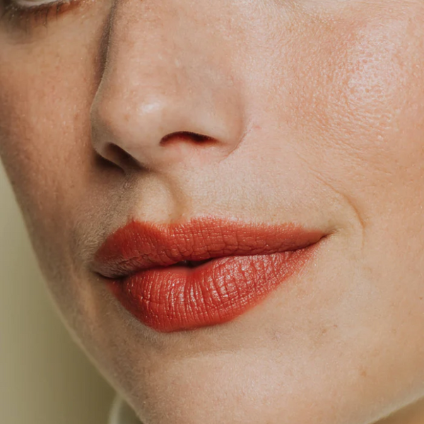 Person wearing Elate's lipcolour lipstick pencil in Indulge